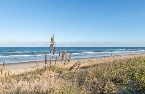 Carova Beach House | C9289 Sun King II - Oceanfront, Elevator, 4x4 Area, Pool, Hot Tub, Pets OK!