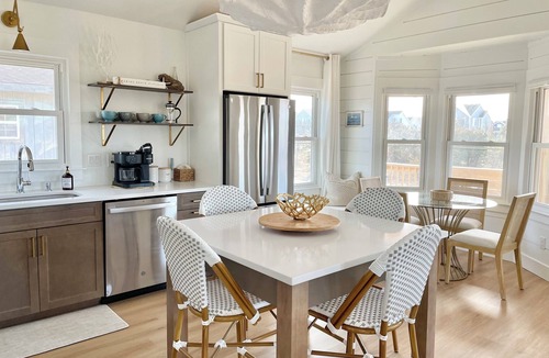 Nags Head Cottage | Cabell’s Coastal Cottage-Sleeps 10 Jockey’s Ridge 1 mile to beach Sunsets & Pets