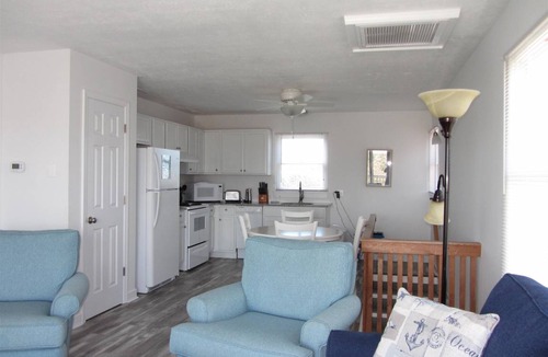 Ocean Isle Estates Cottage | Cabin ∙ 2 bedrooms ∙ 4 guests