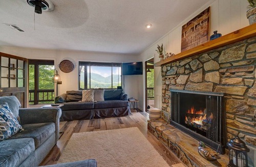 Robbinsville Cabin | Cabin ∙ 3 bedrooms ∙ 7 guests