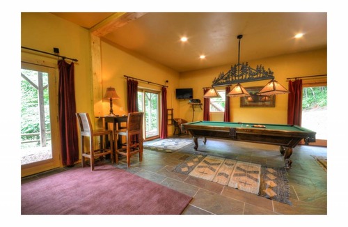 Almond Cabin | Cabin ∙ 3 bedrooms ∙ 13 guests