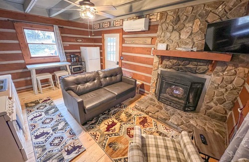 Cherokee Cabin | Cabin #3 - Riverfront w/Gas Fireplace and more!