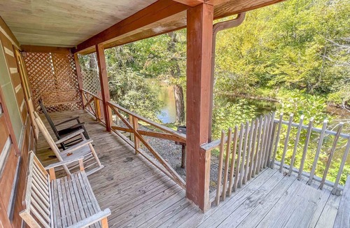 Cherokee Cabin | Cabin #3 - Riverfront w/Gas Fireplace and more!