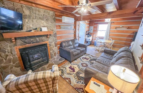 Cherokee Cabin | Cabin #5 - Riverfront w/Hot-Tub & Gas Fireplace!