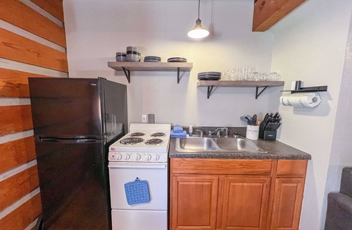 Cherokee Cabin | Cabin #5 - Riverfront w/Hot-Tub & Gas Fireplace!