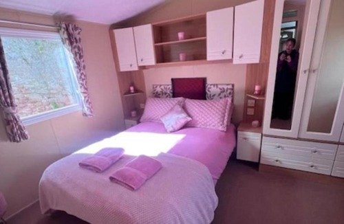 Dunbar House | Cabin 6 sleeps 6 Patio Pets Edinburgh Festival