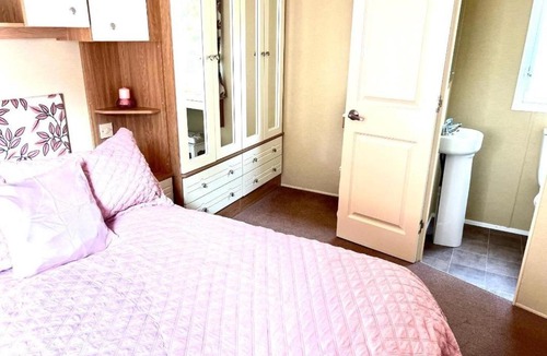 Dunbar House | Cabin 6 sleeps 6 Patio Pets Edinburgh Festival