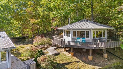 Leicester House | Cabin in the Sky by AvantStay Deck w Views