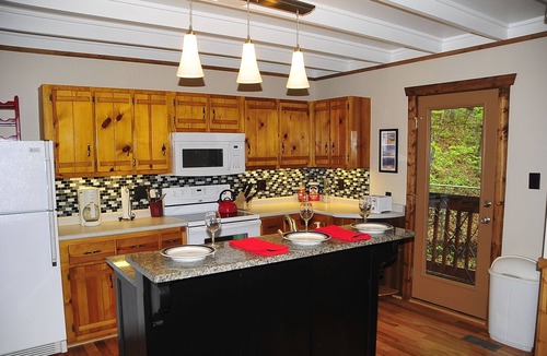 Murphy Cabin | Cabin on Hiawassee River 1 Mile from Campbell Folk School