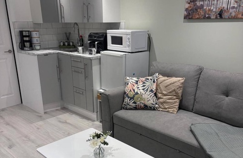 Gravesend Cabin | Cabin Sleeps 1 With Garden and Parking