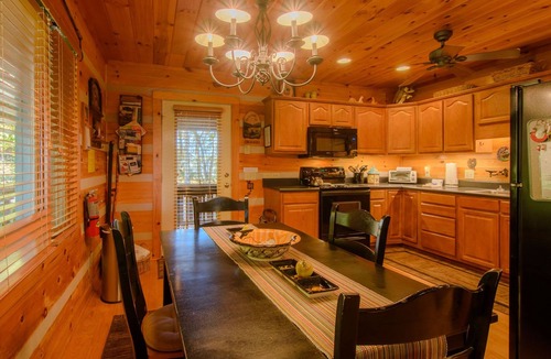 Boone Cabin | Cabin Tucked Away In The Woods