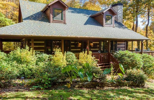 Boone Cabin | Cabin Tucked Away In The Woods