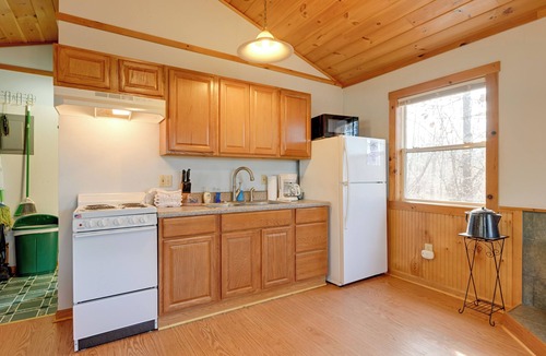 Bryson City Apartment | Cabin w/Hot Tub - Near Nantahala Outdoor Center!