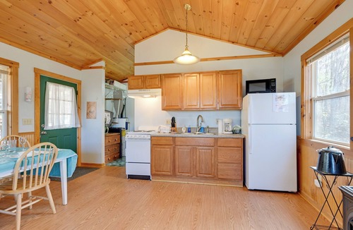 Bryson City Apartment | Cabin w/Hot Tub - Near Nantahala Outdoor Center!