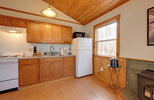 Bryson City Apartment | Cabin w/Hot Tub - Near Nantahala Outdoor Center!