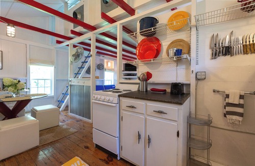 Minnesott Beach Cottage | Call My Bluff- Quaint Cottage Overlooking the Neuse River. Honeymoon perfect!