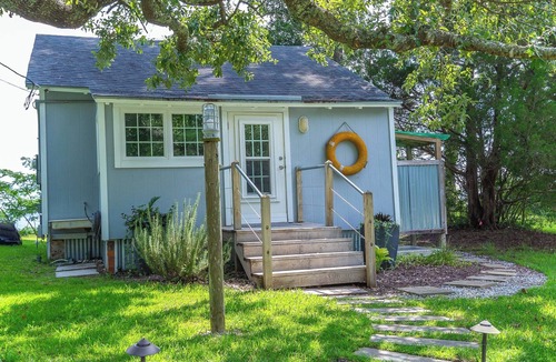 Minnesott Beach Cottage | Call My Bluff- Quaint Cottage Overlooking the Neuse River. Honeymoon perfect!