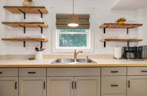 Sea Scape Apartment | "Calm it Down" Bikes, Beach, and 5 star reviews!