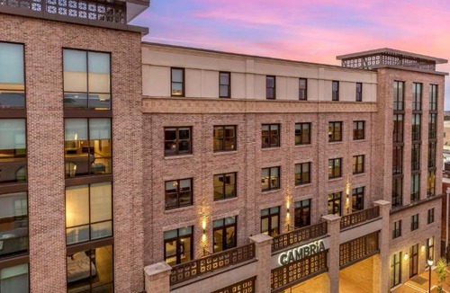 Old West Broad Neighborhood Hotel | Cambria Hotel Savannah Downtown Historic District