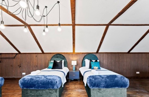 Cambridge House | Cambridge Abode Sleeps 20 - Hot tub