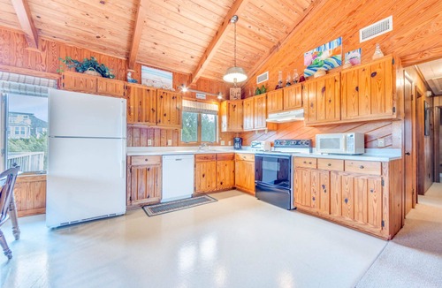 Avon House | Canalfront Dog Friendly Home w/Private Dock, Cmty Pool and Tennis/Pickleball