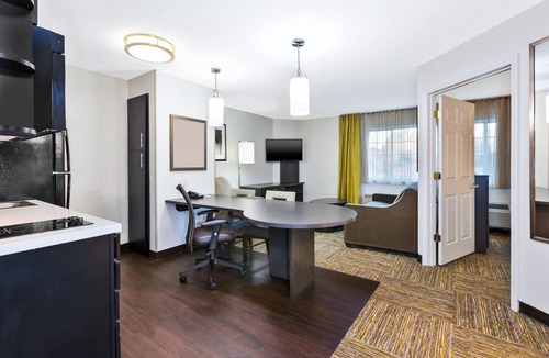 Huntersville Hotel | Candlewood Suites Huntersville by IHG