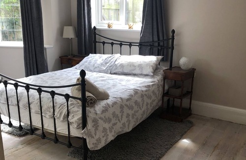 Boscombe Apartment | Cape Cod Style Beechwood Home - close to the beach