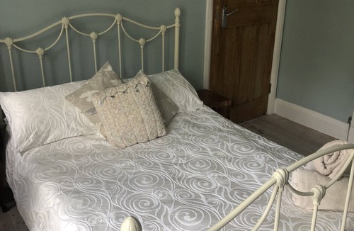 Boscombe Apartment | Cape Cod Style Beechwood Home - close to the beach