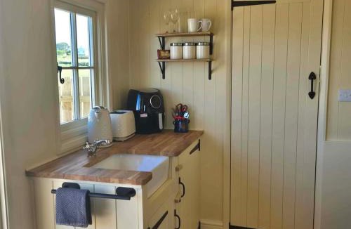 St Just Apartment | Cape Cornwall Shepherds hut with vast sea views