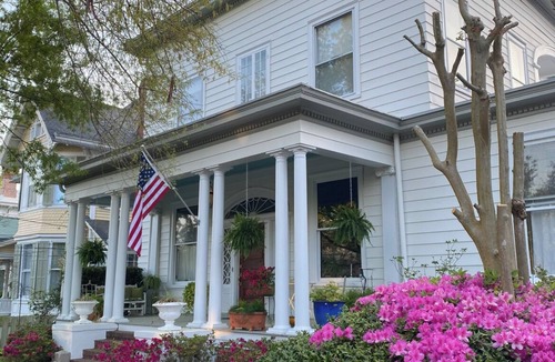 Wilmington Historic District Apartment | Cape Fear Boardwalk .Historic Wilmington. Easy Living by the Water. Sleep for 2.