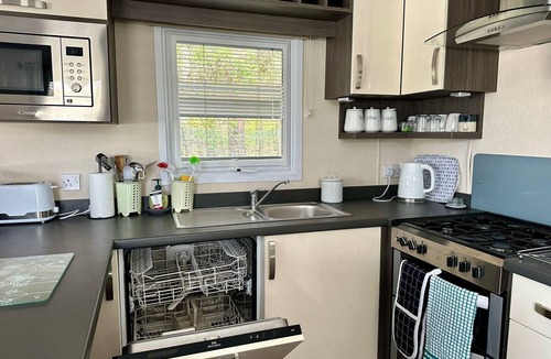 Ringwood Cabin | Caravan - Sleeps 4 - Pool - Pet Friendly