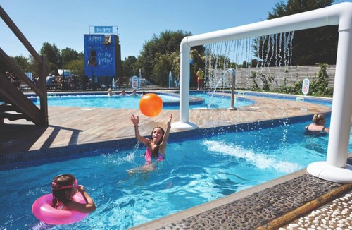 Blackpool Cabin | Caravan Sleeps 5 - Decking, Parking, Pet Friendly