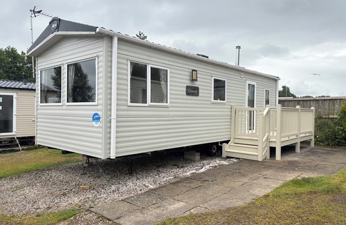 Blackpool Cabin | Caravan Sleeps 5 - Decking, Parking, Pet Friendly
