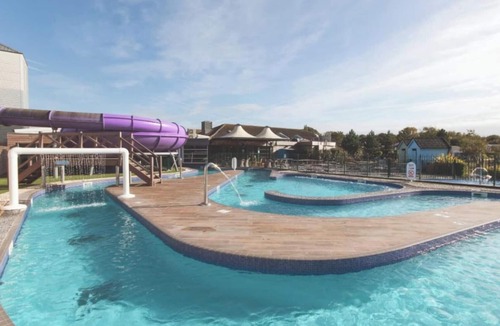 Blackpool Cabin | Caravan Sleeps 5 - Decking, Parking, Pet Friendly