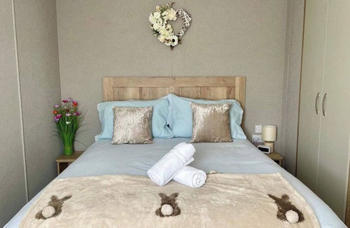 South Cerney Cabin | Caravan Sleeps 5 with Free Parking