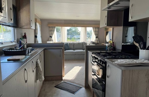 South Cerney Cabin | Caravan Sleeps 5 with Free Parking