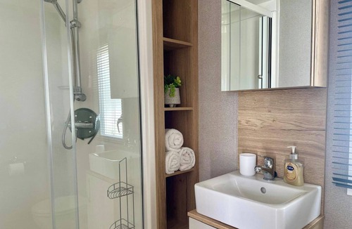 South Cerney Cabin | Caravan Sleeps 5 with Free Parking