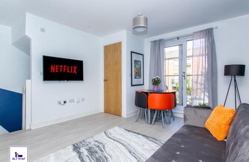Wakefield Apartment | Carnforth 49 by Alt-Stay Contractor Accommodation - 2 Bed En Suite Contractor Home With Parking, Wi-Fi & Full Kitchen - Ideal For Long stays