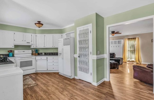 Fuquay-Varina House | Carolina Cottage - Sleeps 11 - 20 mins to Raleigh - Game/Movie Room w/Projector!
