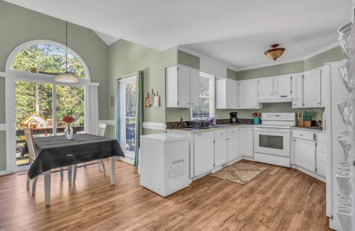 Fuquay-Varina House | Carolina Cottage - Sleeps 11 - 20 mins to Raleigh - Game/Movie Room w/Projector!