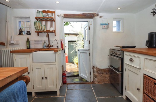 Hatherleigh Cottage | CARPENTER'S COTTAGE, pet friendly, with open fire in Hatherleigh