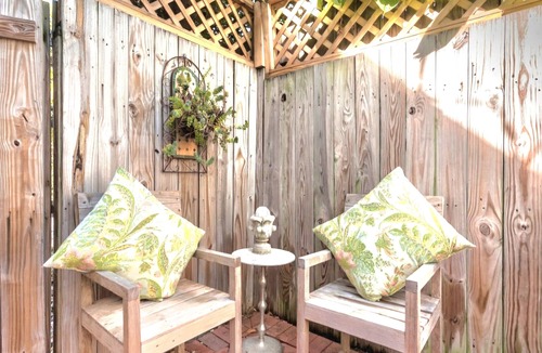 Historic Downtown Savannah Cottage | Carriage House, Forsyth Park, Pet friendly, private courtyard 🩷