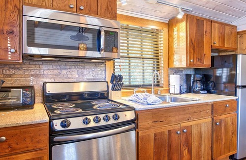Lake Junaluska Cottage | Carruth Cottage studio sleeps 4. Walk to Lake Junaluska Conference Center, lake, rose garden