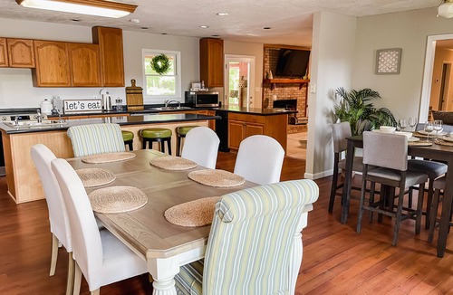 Cary House | Cary Stylish home with pool and jetted tubs. 6 beds, sleep 12