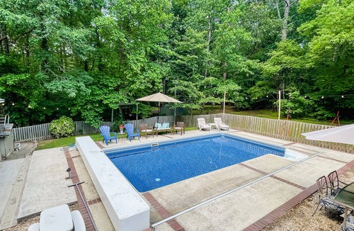 Cary House | Cary Stylish home with pool and jetted tubs. 6 beds, sleep 12