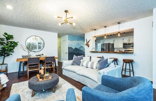 Royal Pines House | Casa Amarilla