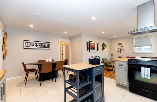 Talbot's Corner Cottage | Casa Azul: King Bedsclose to Broadwayhot Tub!
