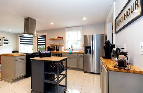 Talbot's Corner Cottage | Casa Azul: King Bedsclose to Broadwayhot Tub!