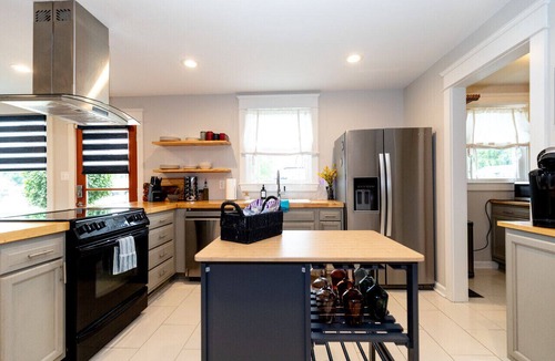 Talbot's Corner Cottage | Casa Azul: King Bedsclose to Broadwayhot Tub!