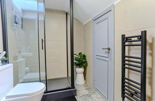 Newcastle-upon-Tyne Apartment | Casa Cabana - Building - sleep 20